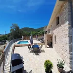 Djoumas *